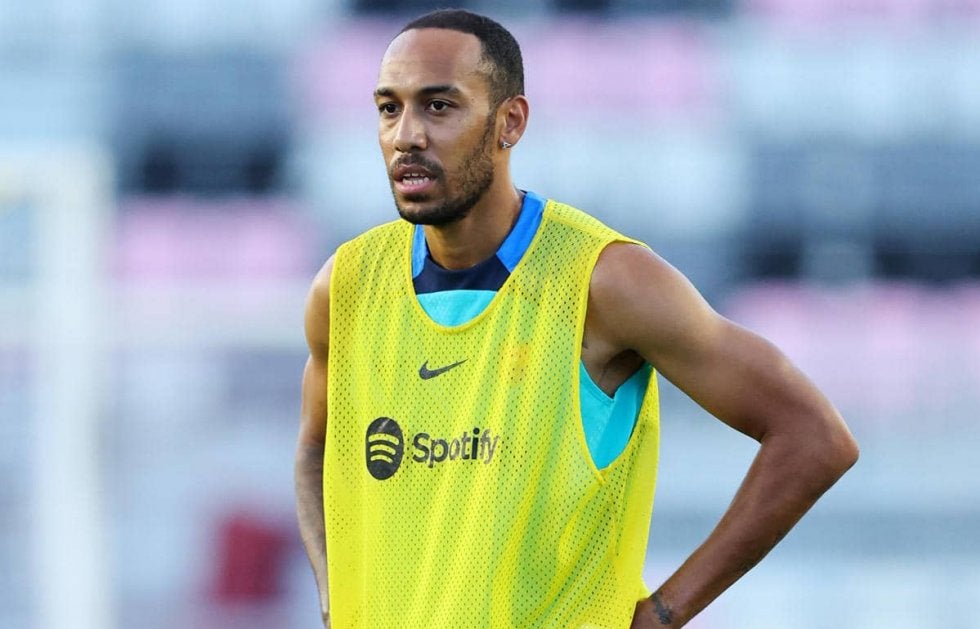 バルサFWオーバメヤンの“ドラゴンボール”スパイクが反響！アメリカツアーで着用中