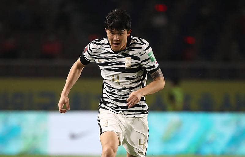 ナポリ加入の韓国代表DFがチームメイトの前で『江南スタイル』熱唱！その反応は…？