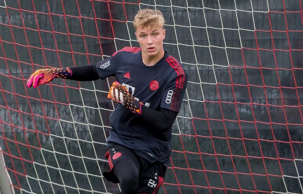 バイエルンが若手GKシェンクと初のプロ契約…2024年夏までの契約