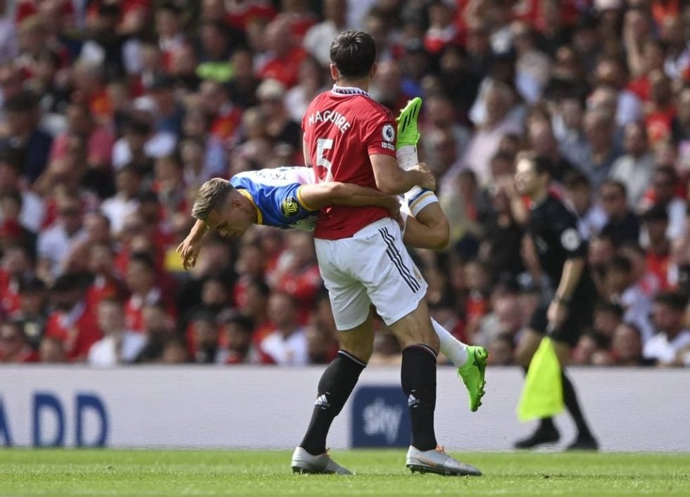 「三笘薫のライバルFW」vs「イングランド代表DF」のやり合いが「相撲とってる」と話題に！ プレミア開幕戦で起きた”激しい攻防”