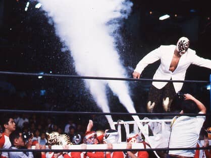 ケンコバの頭が大混乱。ザ・コブラの異様すぎる凱旋マッチに「今、俺は何を見ているんだ？」