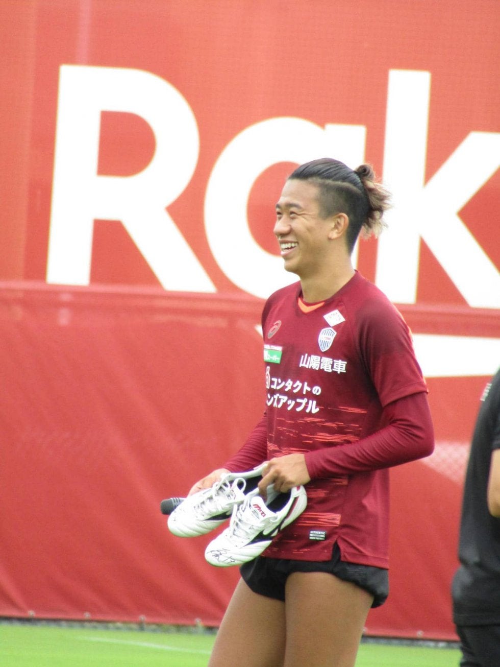 神戸 初瀬亮 感謝しか 紛失した財布拾ったサポーターから届き その場でスパイクプレゼント サッカー スポーツブル スポブル