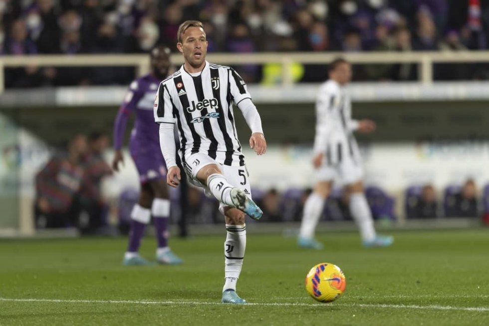 リバプールがブラジル代表MF獲得で負傷者続出の中盤を補強！ ｢赤は違和感ある｣などと話題のユニフォーム｢お披露目画像｣と選んだ｢背番号｣