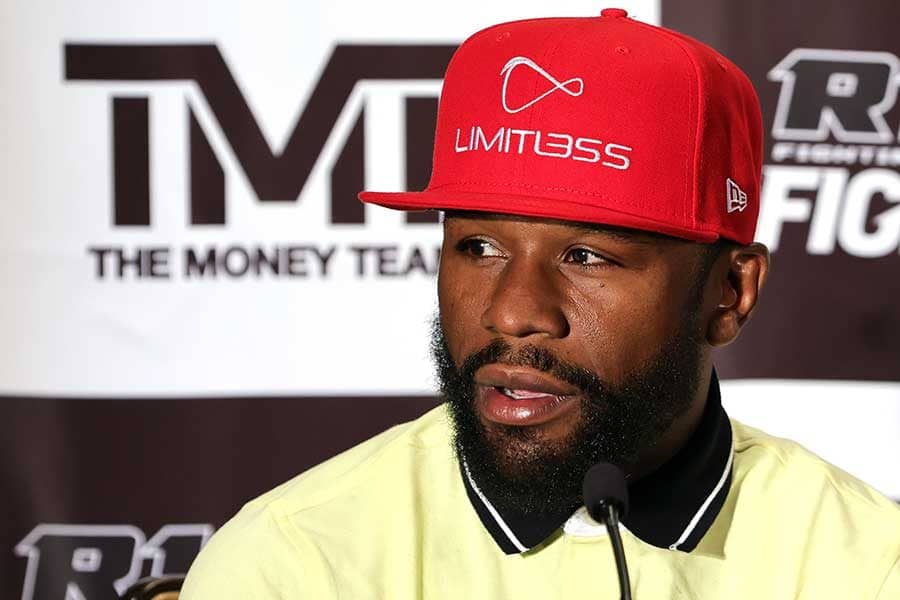 メイウェザー、黒光り高級車の前で卓球バトル　米困惑「車コレクションしか見えない」