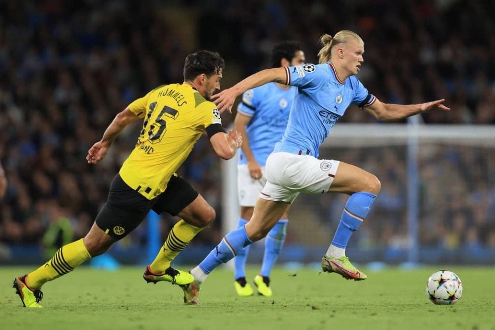 「カンフーサッカーだ」「人間じゃない」怪物FWハーランドのアクロバティック逆転弾に驚愕の声！ アウトサイドクロスに足から飛び込んだ衝撃古巣弾！