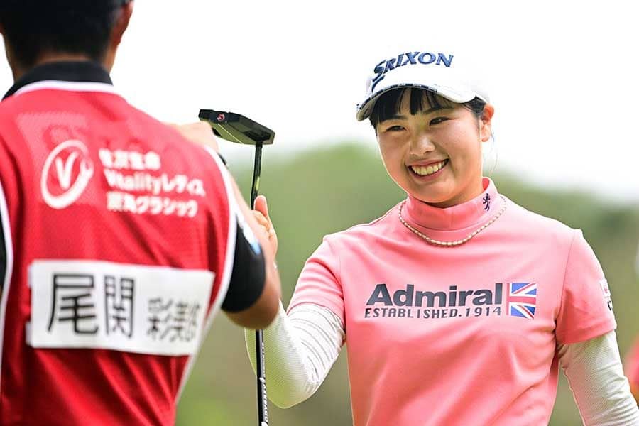 単独首位の19歳女子ゴルファー、浮上の瞬間に浮かべた表情にJLPGA脚光「満面の笑み」