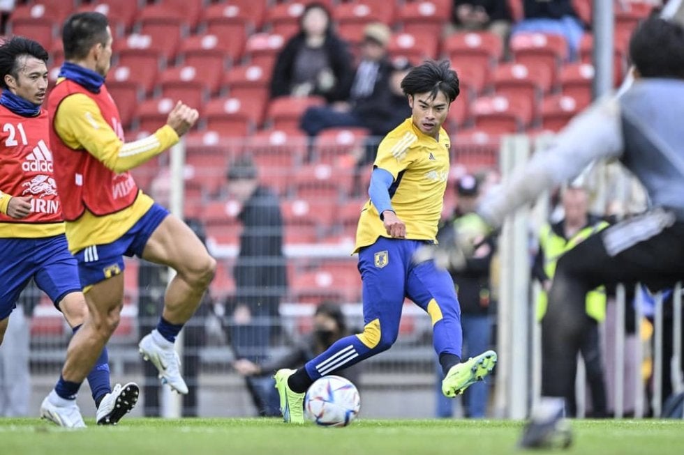 日本代表が「7vs7のミニゲーム」で熱戦繰り広げる！ “南野拓実・堂安律らビブス組”と“三笘薫・田中碧らビブスなし組”がエクアドル戦に向け激突！