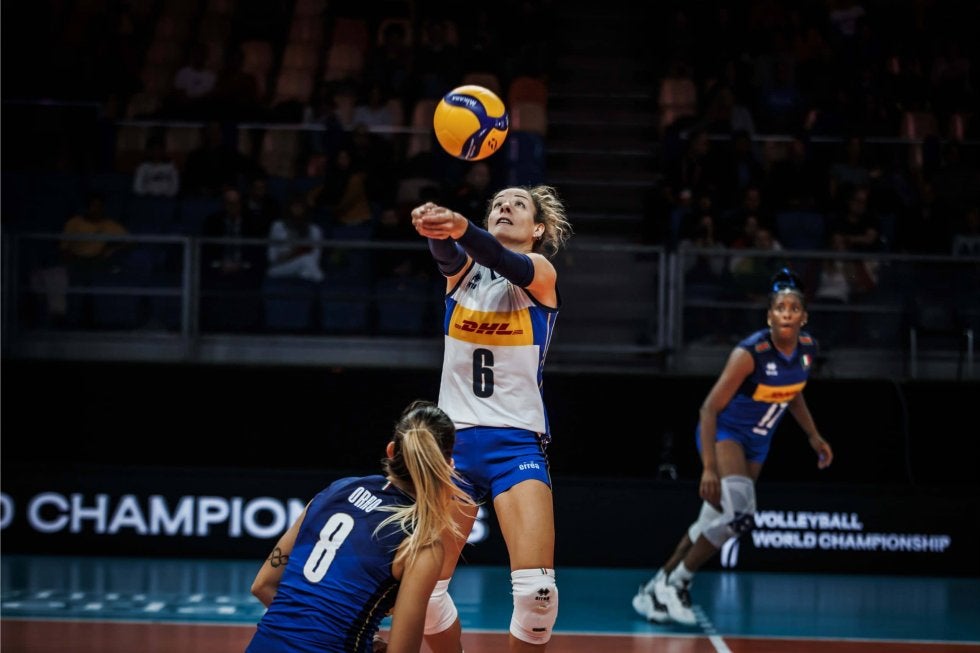 まさかの顔面直撃、イタリアのデジェンナーロが見せた珍しいミス動画に7.9万もの「いいね！」[2022女子世界選手権]