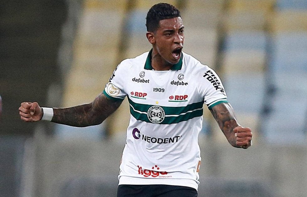 乱入した犬に意外なドラマが ピッチでは選手が見事な対応で捕獲 試合後には車に轢かれそうな所を助けられる サッカー スポーツブル スポブル