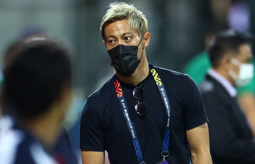 「できるだけ長くプレーしたい」本田圭佑がヒザ手術を報告、車椅子や松葉杖姿に多くのエール、元日本代表選手からも