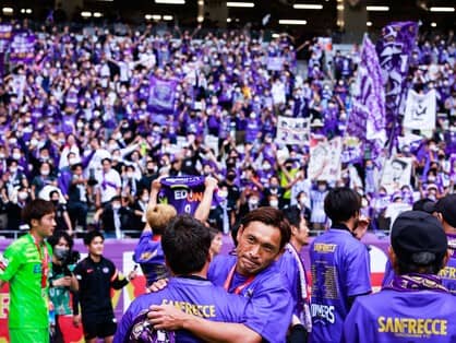 広島ひと筋19年目の青山敏弘が背負ってきたもの。「ピッチに立てなくても、みんなの想いは伝わってきた」