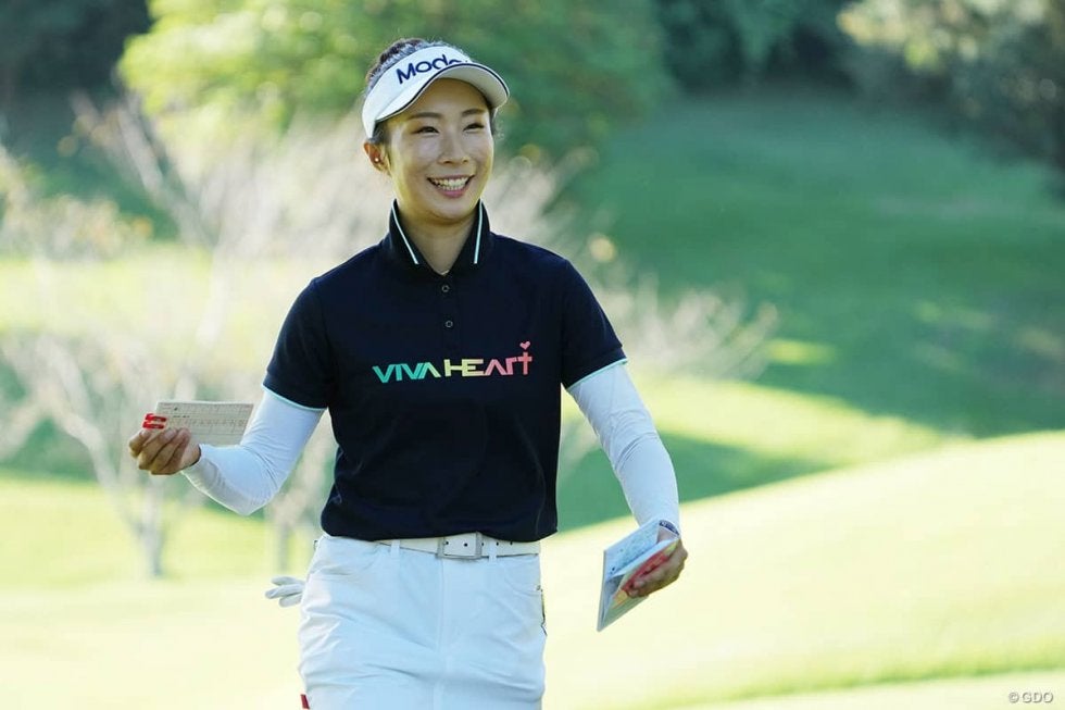 ルーキー篠崎愛がツアー初優勝 西山ゆかりは2位／女子下部