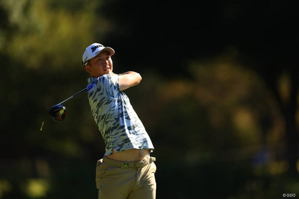 松山英樹からの学びも武器に 岩崎亜久竜が「63」で優勝戦線へ