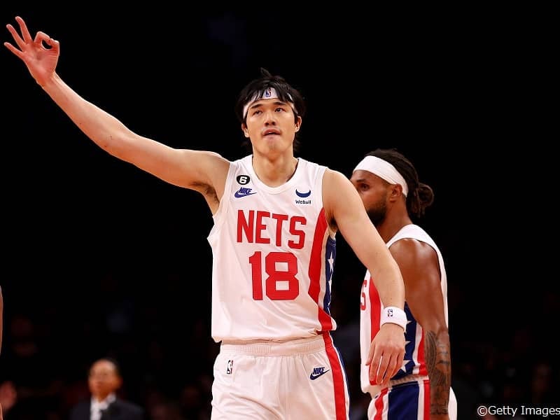 ネッツの渡邊雄太がリバウンドへ跳んだ結果…珍プレーで日本人初の“シャクティン”入り