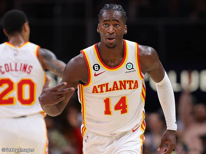 華麗なパスワークからアリウープを沈めたホークス…ラプターズとの延長戦は劇的な幕切れに