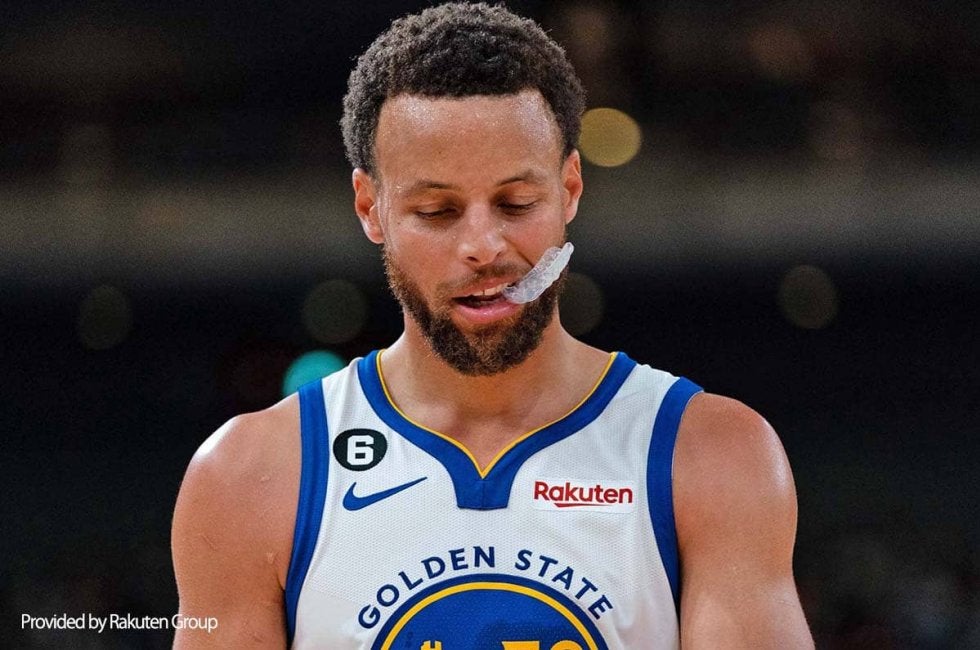 NBAカリーが左肩負傷で途中退場、検査次第では長期離脱の可能性