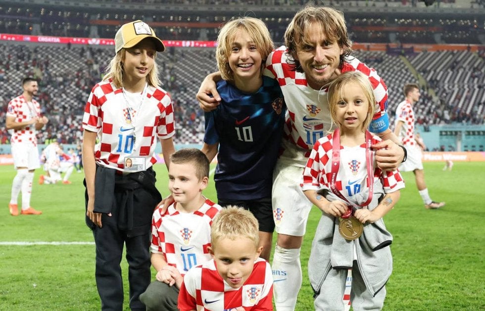 「これ大好き」和やかな表情のクロアチア選手に脚光！モドリッチらが表彰式後に子供たちとはしゃぐ