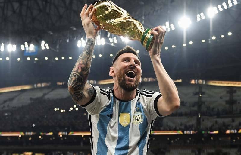 リオネル・メッシ アグエロ ディマリアサッカーフィギュア W杯トロフィー付 リオネル・メッシ アグエロ ディマリアサッカーフィギュア W杯