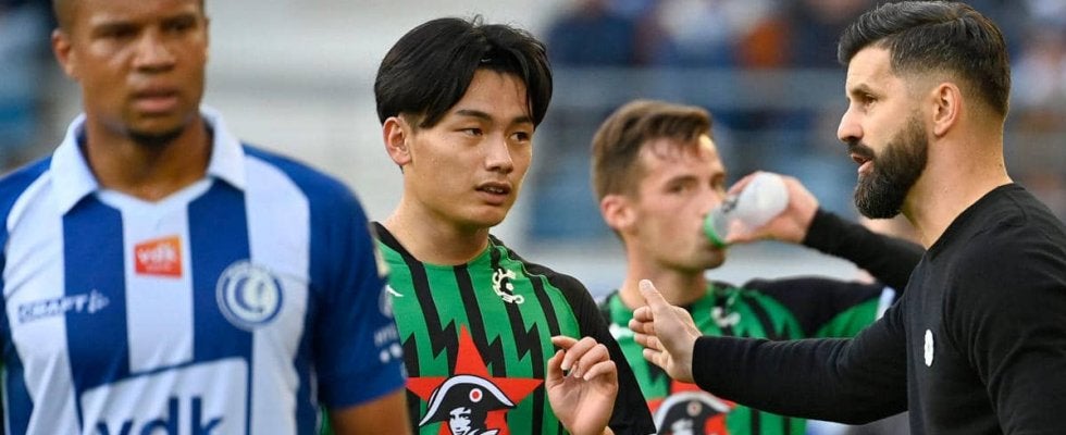 「可愛すぎる」「良い写真すぎ！」上田綺世が試合を終えて即帰国、妻の由布菜月さんとUSJでクリスマスデート「おかえりなさい」