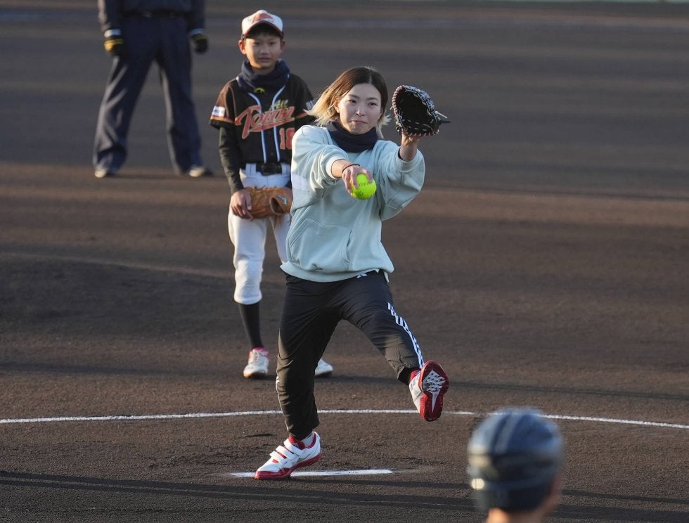 始球式で五輪金メダリスト打ち取り 渋野日向子が地元でソフトボール大会