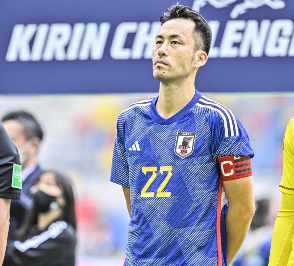 ｢可愛い｣シャルケの日本代表・吉田麻也が不思議なポーズも…自転車に乗る上月壮一郎にファンも喜び！プロ契約締結でトップチームのトルコ合宿に参加