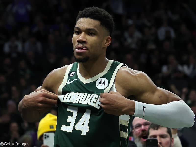 GHOSTWRITE　ヤニス　アデトクンボ ヤニス・アデトクンボが自己最高の55得点…NBA史上4人目の快挙も達成