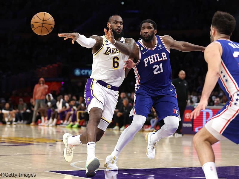 ジャクソンとナッシュが通算アシスト数で歴代4位に浮上したレブロンを祝福