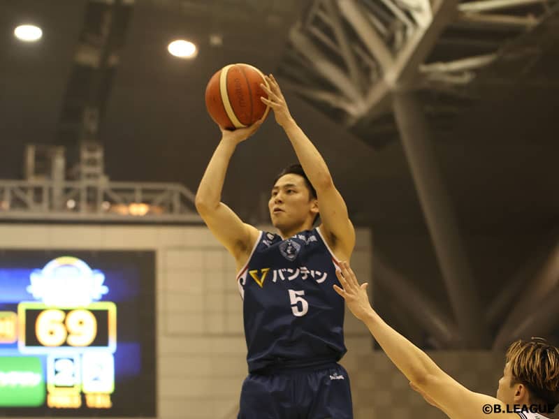 天皇杯決勝が千葉ジェッツvs琉球ゴールデンキングスに決定…横浜ビー・コルセアーズは河村勇輝の45得点も実らず