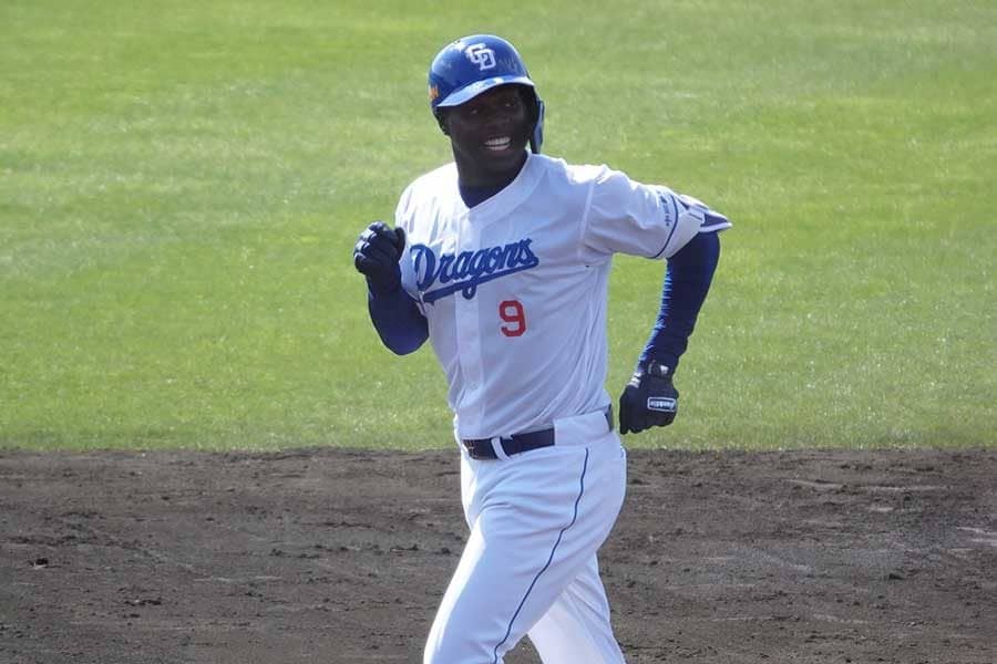 中日新助っ人アキーノ、“看板直撃弾”で場内どよめき　130m超の特大弾丸アーチ