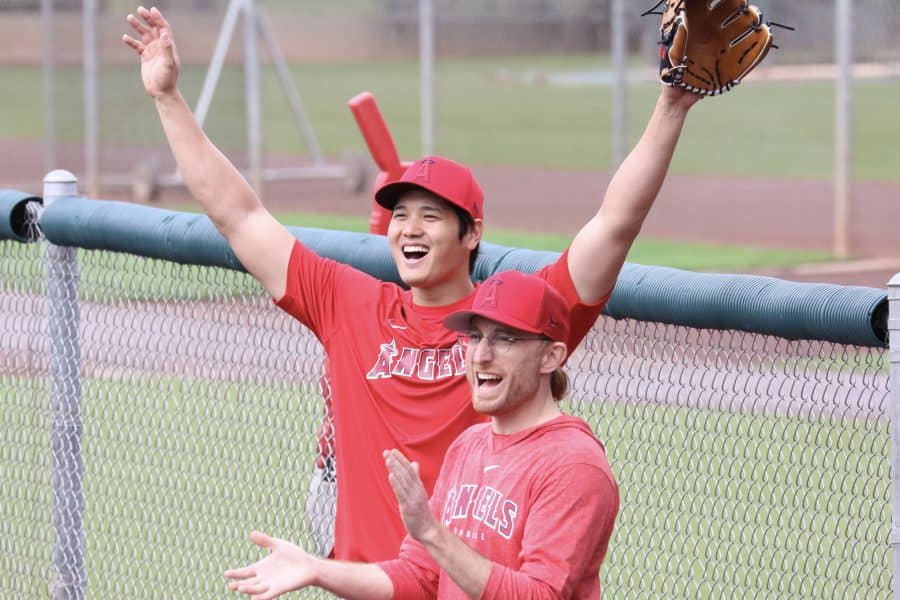 【MLB】大谷翔平、突然のボールプレゼントに地元ファン喝采　フォトデーで“決めポーズ”も