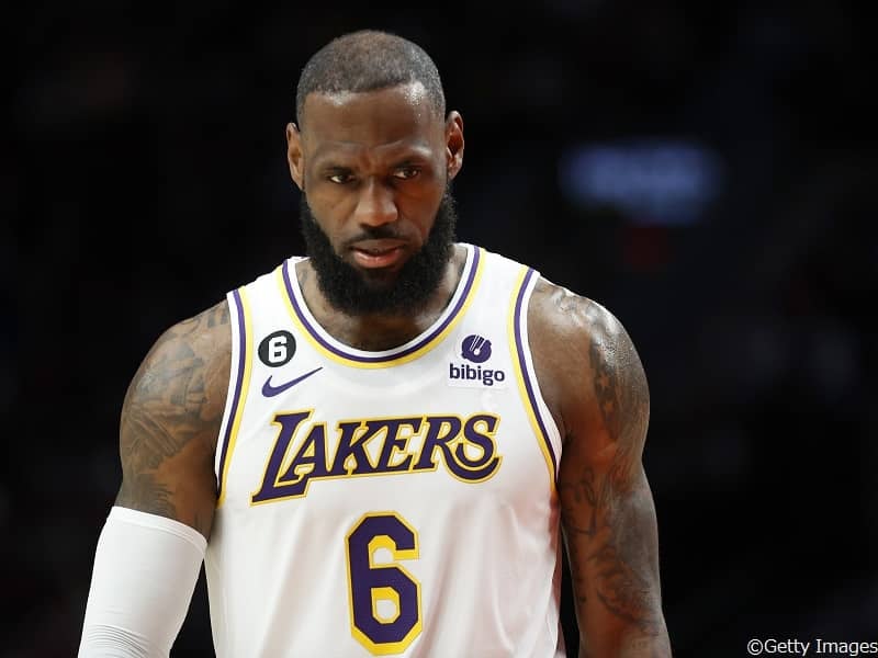 球宴後に2戦負けなしと挽回中のレイカーズに暗雲…レブロンが数週間の離脱か