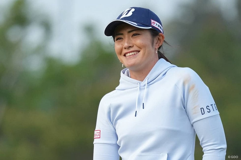 “迷走”しがちなスイングを改造 渡邉彩香は2年連続首位スタート