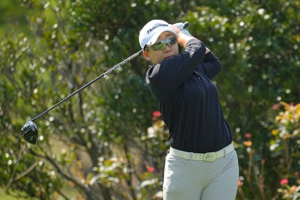 通算28勝の申ジエが「65」で首位浮上 初優勝へ上野菜々子2位