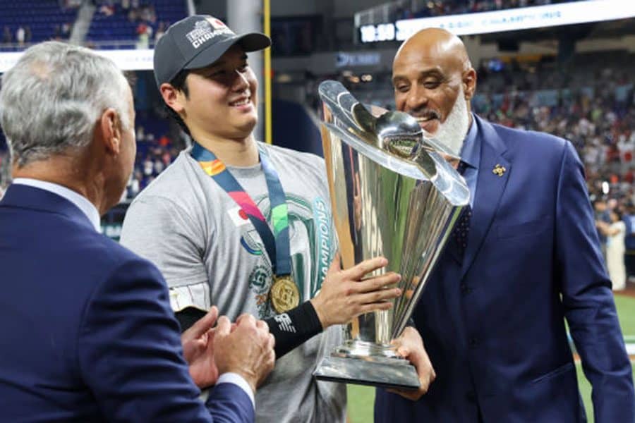 WBC優勝トロフィーがマツダスタジアムに展示　4月25～27日、栗林のユニやメダルも