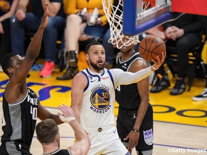 ウォリアーズがキングスを1点差で振り切る…カリーが32得点を挙げてシリーズをタイに