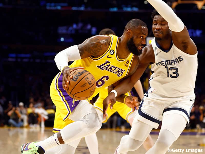 レイカーズがグリズリーズとの激戦を制してシリーズ突破に王手…レブロンが勝負所で活躍、八村塁は7得点