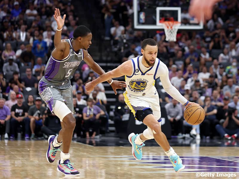 ウォリアーズが2連敗から3連勝で初戦突破に王手…カリーが31得点8アシスト