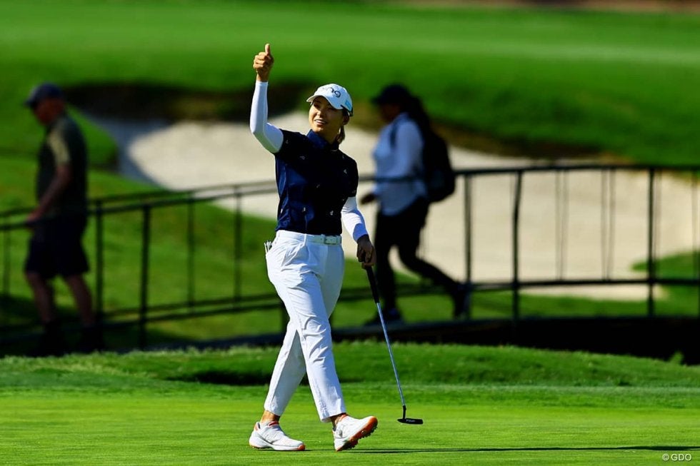 3連続バーディでサムズアップ 渋野日向子はナイスカムバックも「まあまあ、なんとか」