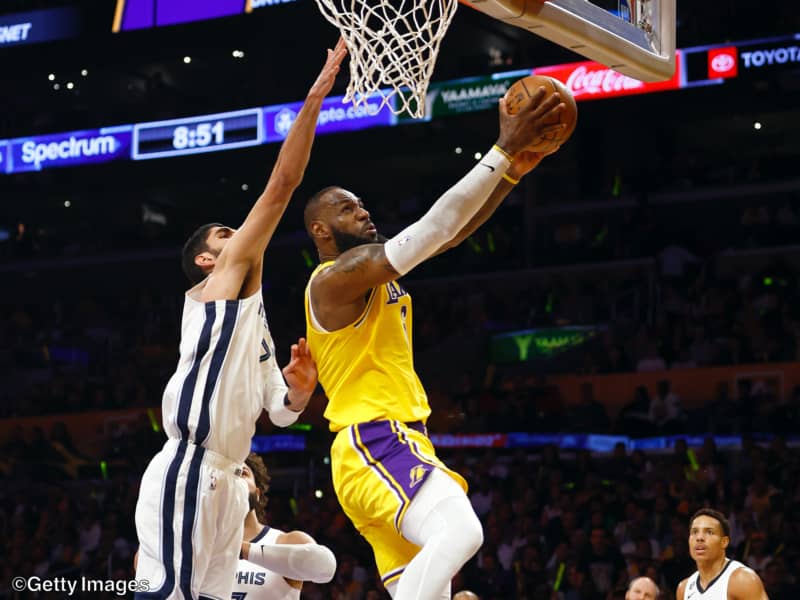 レブロンが得点・アシスト量産でシリーズに決着…八村はスピンムーブで存在感発揮