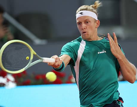 終了は深夜1時 激闘制し16強