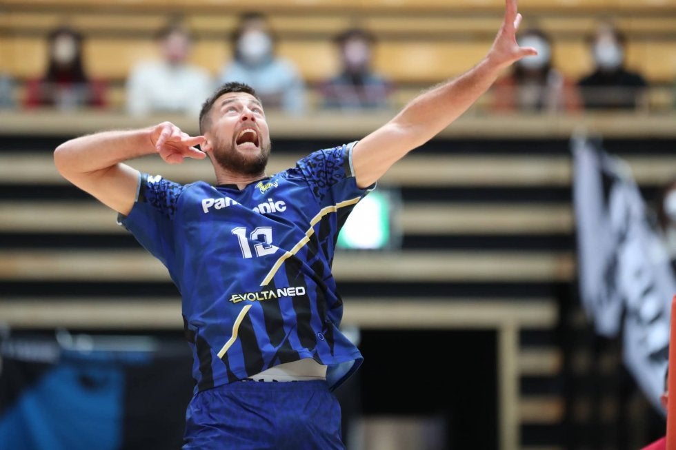 パナソニック　ミハウ・クビアクと耿鑫の退団を発表