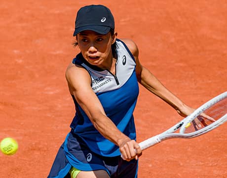 中国選手 3年帰国できず会見で涙