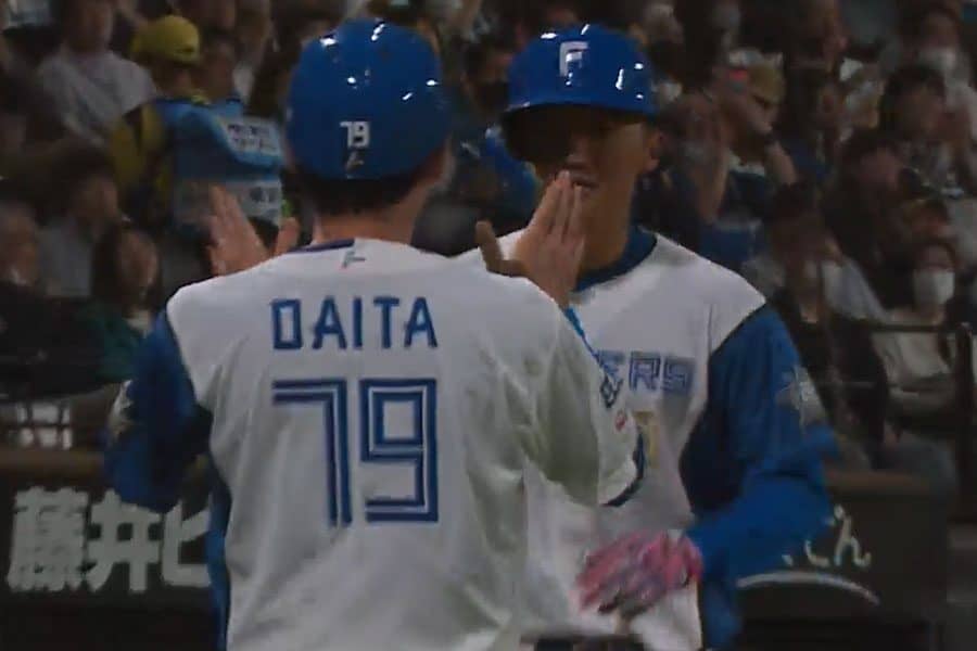 日本ハム加藤豪将、2打席連発にガッツポーズ　NPB初アーチから快音連発、本拠地も歓喜