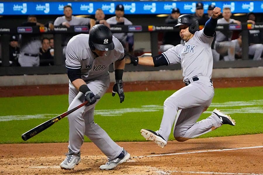 【MLB】打者にタックル!?…激レア生還に米騒然「伝説的」　投手気付かぬ“瞬間移動”が「すげえ」