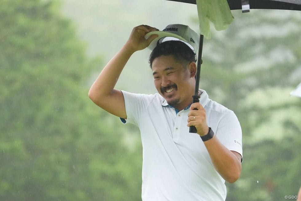 ヒゲとパッティングでイメチェン成功 佐藤大平が首位発進