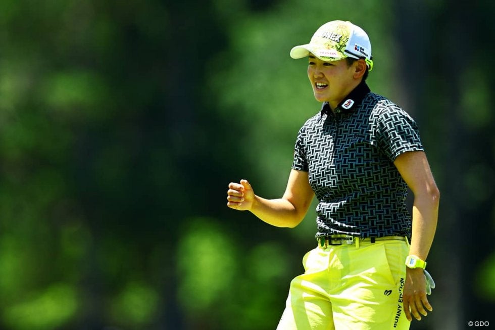 「攻める派」岩井明愛 人生ベスト「62」で2位に急浮上