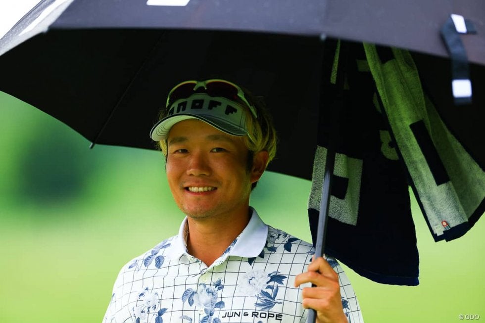 シード返り咲き狙う浅地洋佑 「苦手」大会で単独首位キープ