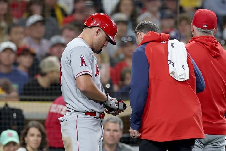 エンゼルスに再び暗雲 主砲トラウトが途中交代のアクシデントで大谷翔平も心配顔見せる