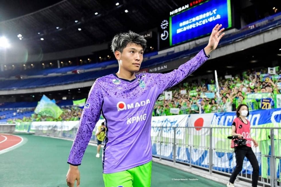 「馴染むの早い笑笑」ドイツ移籍のFW町野修斗が新天地で「日本が誇る世界的ギャグ」披露で爆笑巻き起こす！「踊り方がかわいい」「新しいチームでも幸せそう」驚きの声