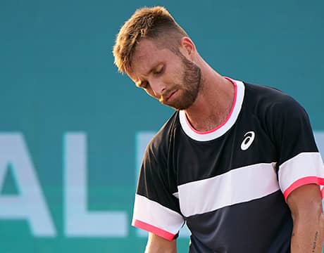 珍サーブも「フォルト」頭抱える